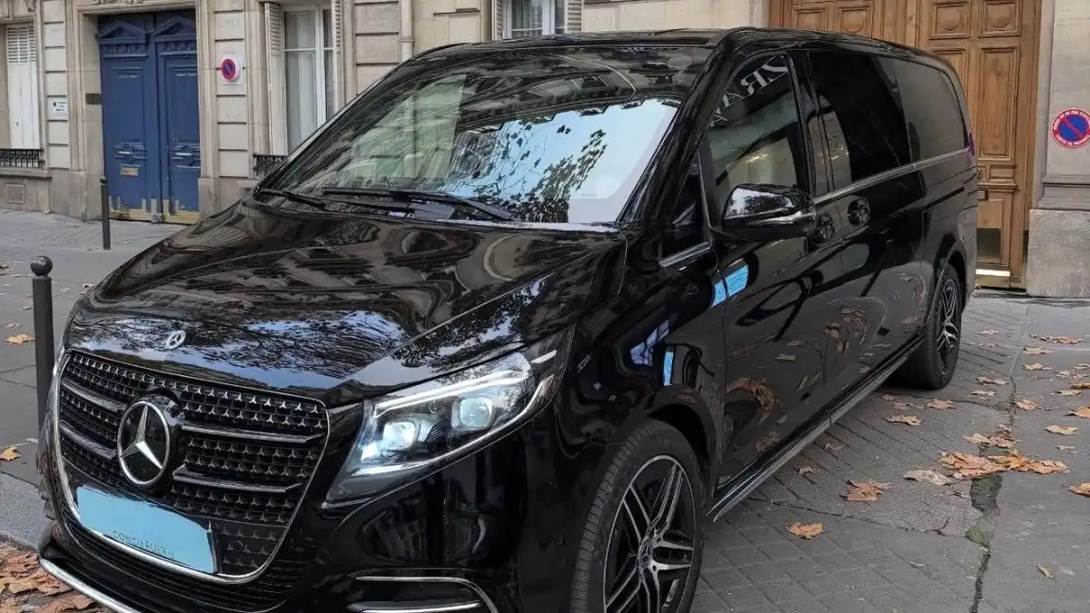 Private driver vehicle for a Giverny day trip from Paris