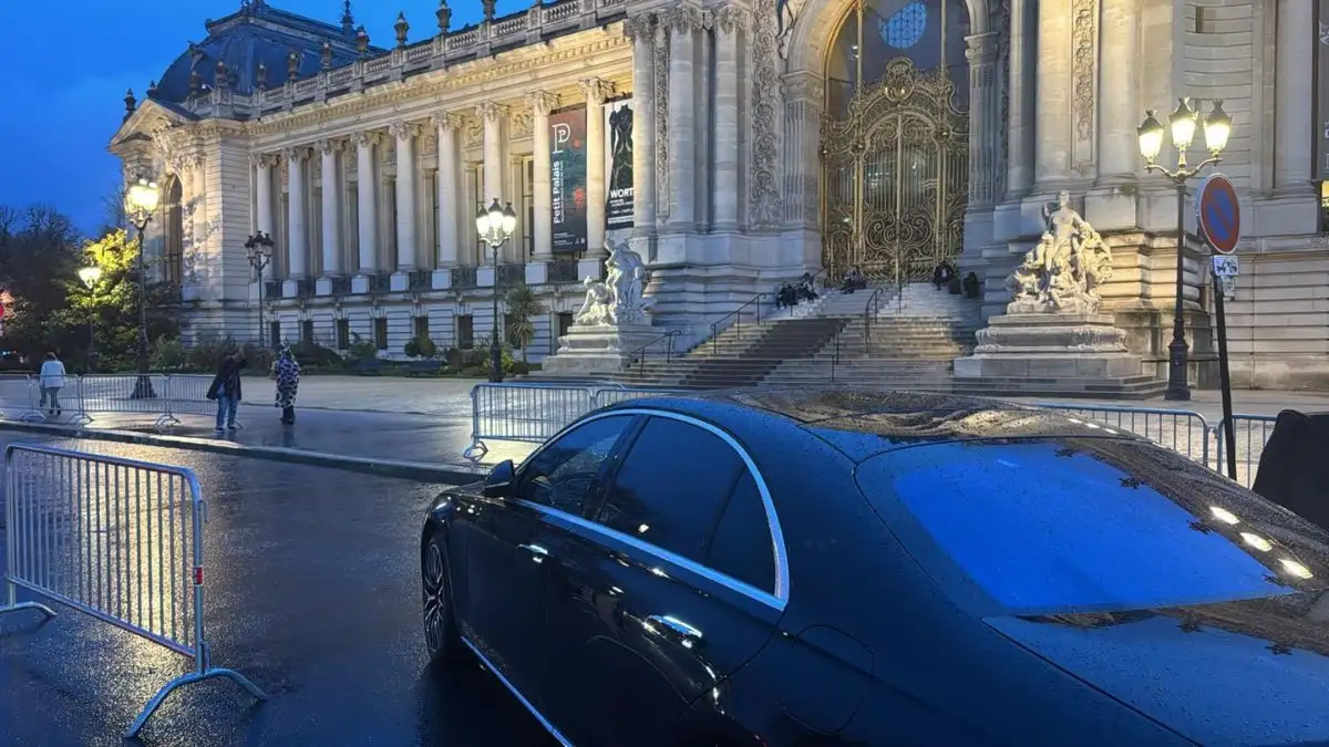 Private driver vehicle for Orly airport transfer in Paris