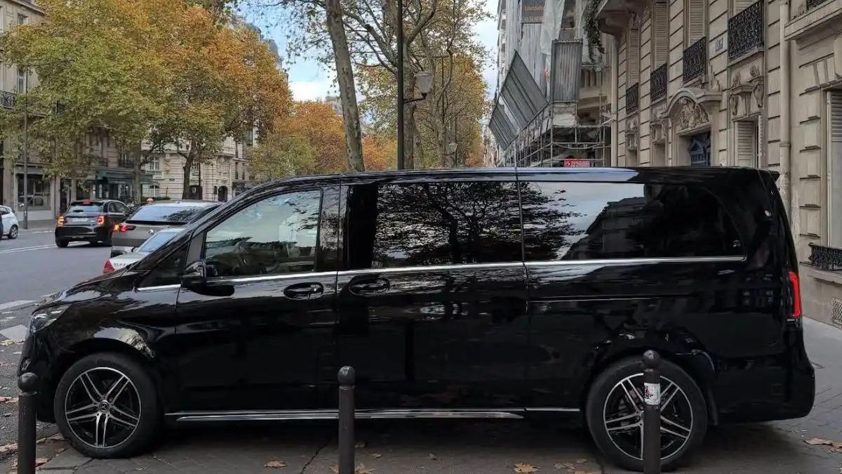 Private CDG airport transfer vehicle in Paris